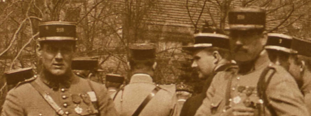 Gliwice, kwiecień 1922, grupa oficerów francuskich na terenie koszar. Fragment