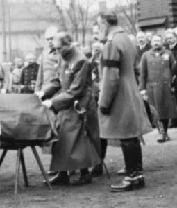 Gen. Le Rond odznacza pośmiertnie żołnierzy francuskich, Gliwice, kwiecień 1922. Fragment