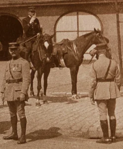 Przed koszarami. Francuskie wojska w Tarnowskich Górach, 1921