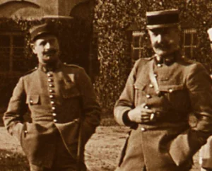 Francuscy oficerowie pozują przed pałacem w Żyrowej, 1922