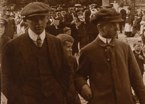 Młodzi mężczyźni w kondukcie żałobnym, Tarnowskie Góry, czerwiec 1921