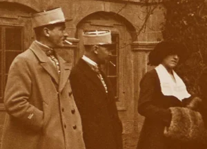 Pałac w Żyrowej, marzec 1922. Francuzi na dziedzińcu