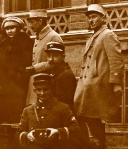 Dziedziniec pałacu w Żyrowej, grupa francuzów w bryczce, marzec 1922