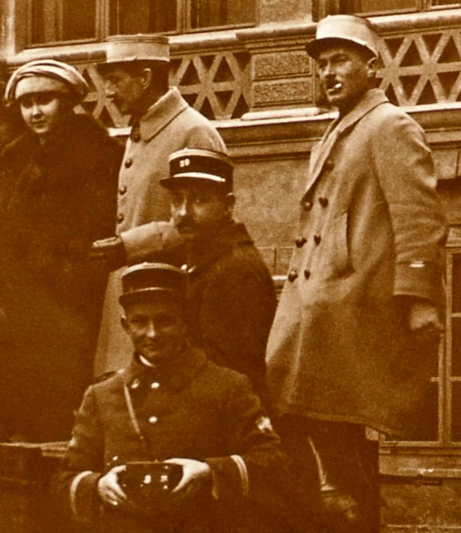 Dziedziniec pałacu w Żyrowej, grupa francuzów w bryczce, marzec 1922