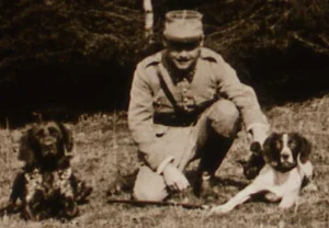 Francuski oficer z psami. Park w Żyrowej, marzec 1922