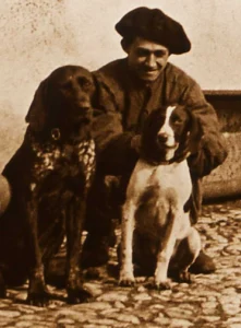 Żołnierz francuski z psami przed zabudowaniami gospodarczymi, Żyrowa 1922