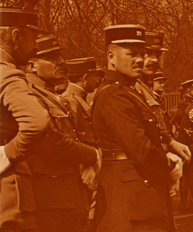 Oficerowie na cmentarzu francuskim. Gliwice, kwiecień 1922