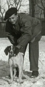 Francuski żołnierz z psem. Gliwice, zima 1920/1921